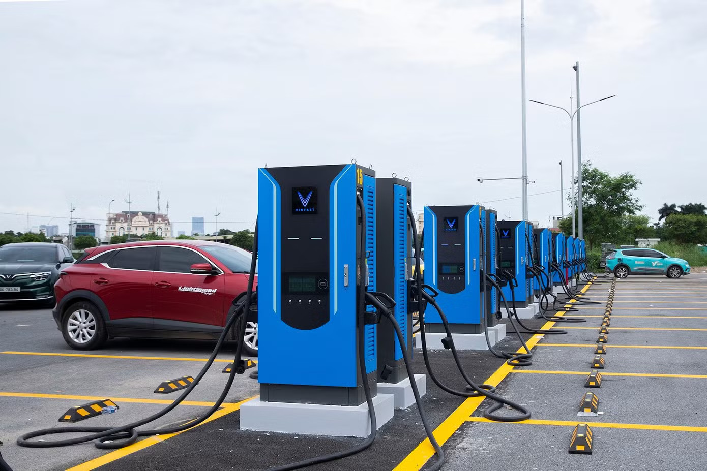 Mới có 4 trong 21 trạm dừng nghỉ đưa một phần hệ thống sạc điện vào hoạt động trên cao tốc Bắc - Nam. Vì sao ì ạch làm hạ tầng sạc xe điện trên cao tốc Bắc - Nam? - Ảnh 1.
