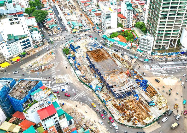 Công trường thi công dự án cầu vượt tại nút giao Nguyễn Chí Thanh. Nguồn ảnh: Báo Xây dựng