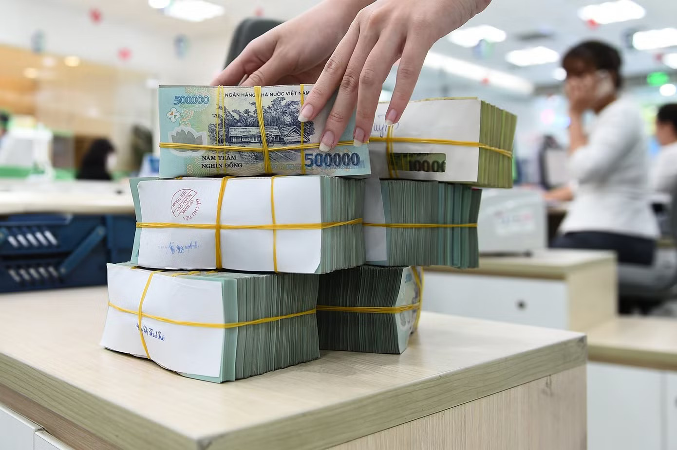 Các ngân hàng hút mạnh tiền gửi bởi lãi suất cao. Lãi suất tăng cao, doanh nghiệp gửi nhà băng hàng nghìn tỷ đồng - Ảnh 2.