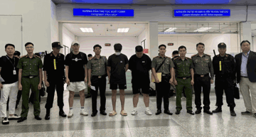 Bàn giao 8 người Hàn Quốc về nước