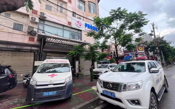 Công an khám xét phòng khám đa khoa tai tiếng, nhiều thùng tài liệu được đưa khỏi hiện trường
