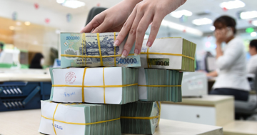 Lãi suất tăng cao, doanh nghiệp gửi nhà băng hàng nghìn tỷ đồng