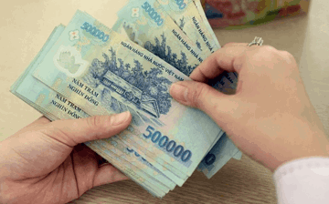 Mỗi Đảng viên được nhận mức tiền 25.300.000 đồng cùng Huy hiệu, ai thuộc nhóm đối tượng hưởng, áp dụng từ khi nào?