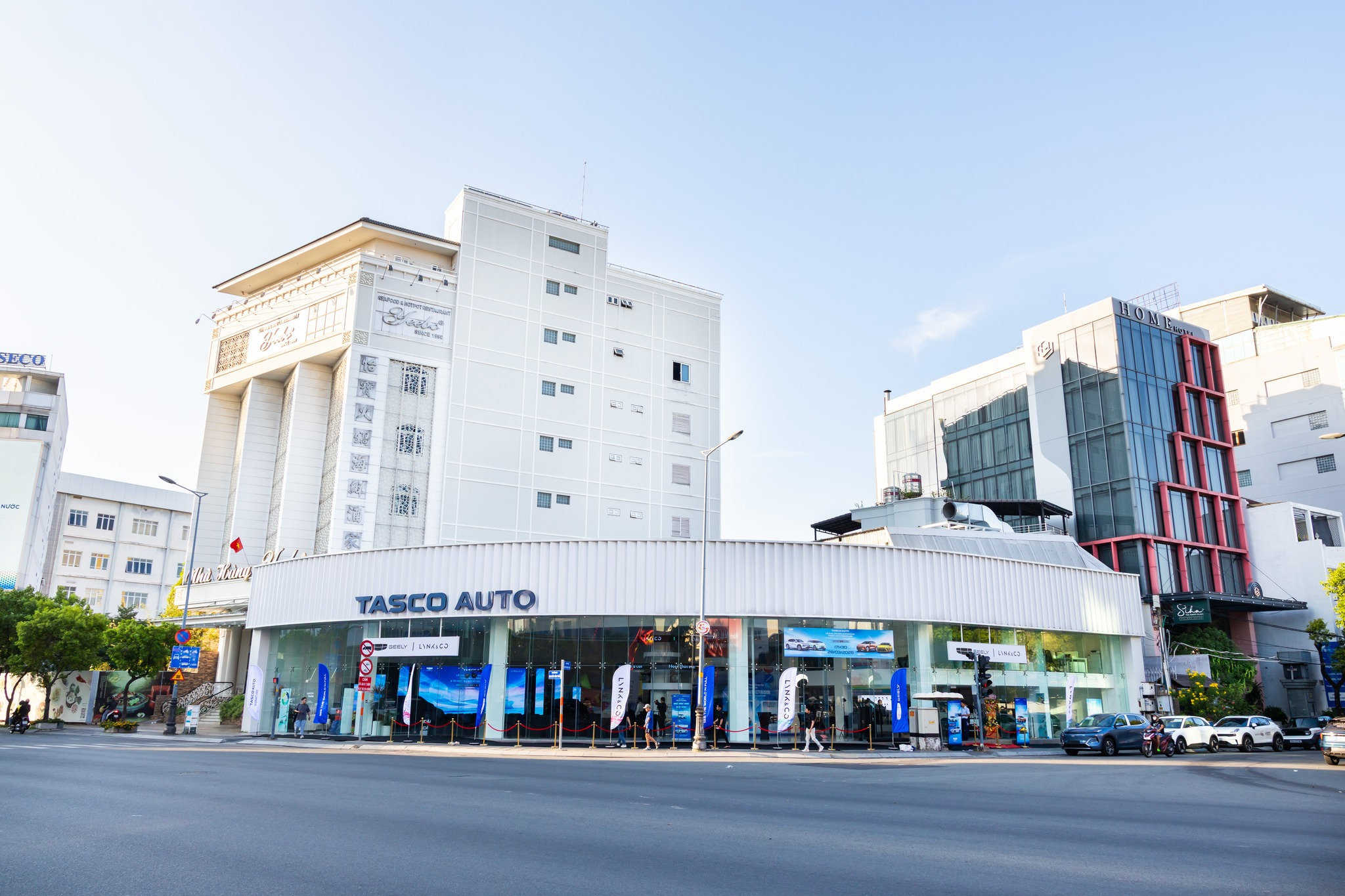 1. Tasco Auto Signature Nguyễn Văn Trỗi, showroom flagship cao cấp đầu tiên tại Việt Nam của Tasco.