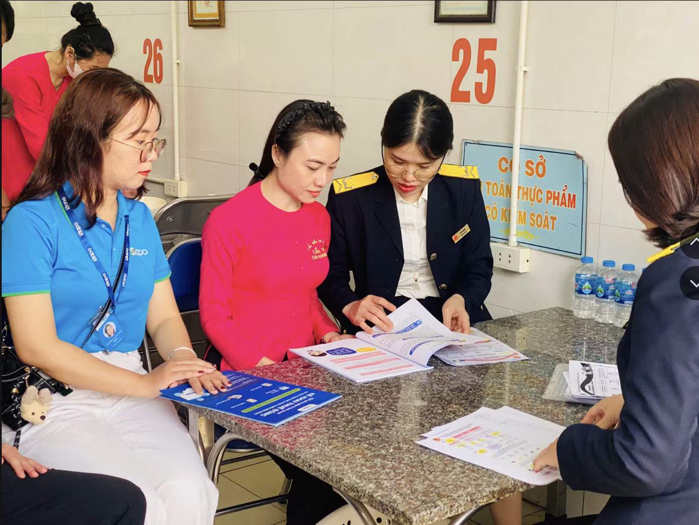Đề xuất giảm 30% thuế cho hộ, cá nhân kinh doanh, doanh nghiệp có doanh thu dưới 10 tỷ đồng. Đề xuất giảm 30% thuế cho hộ kinh doanh, doanh nghiệp thu dưới 10 tỷ đồng - Ảnh 1.