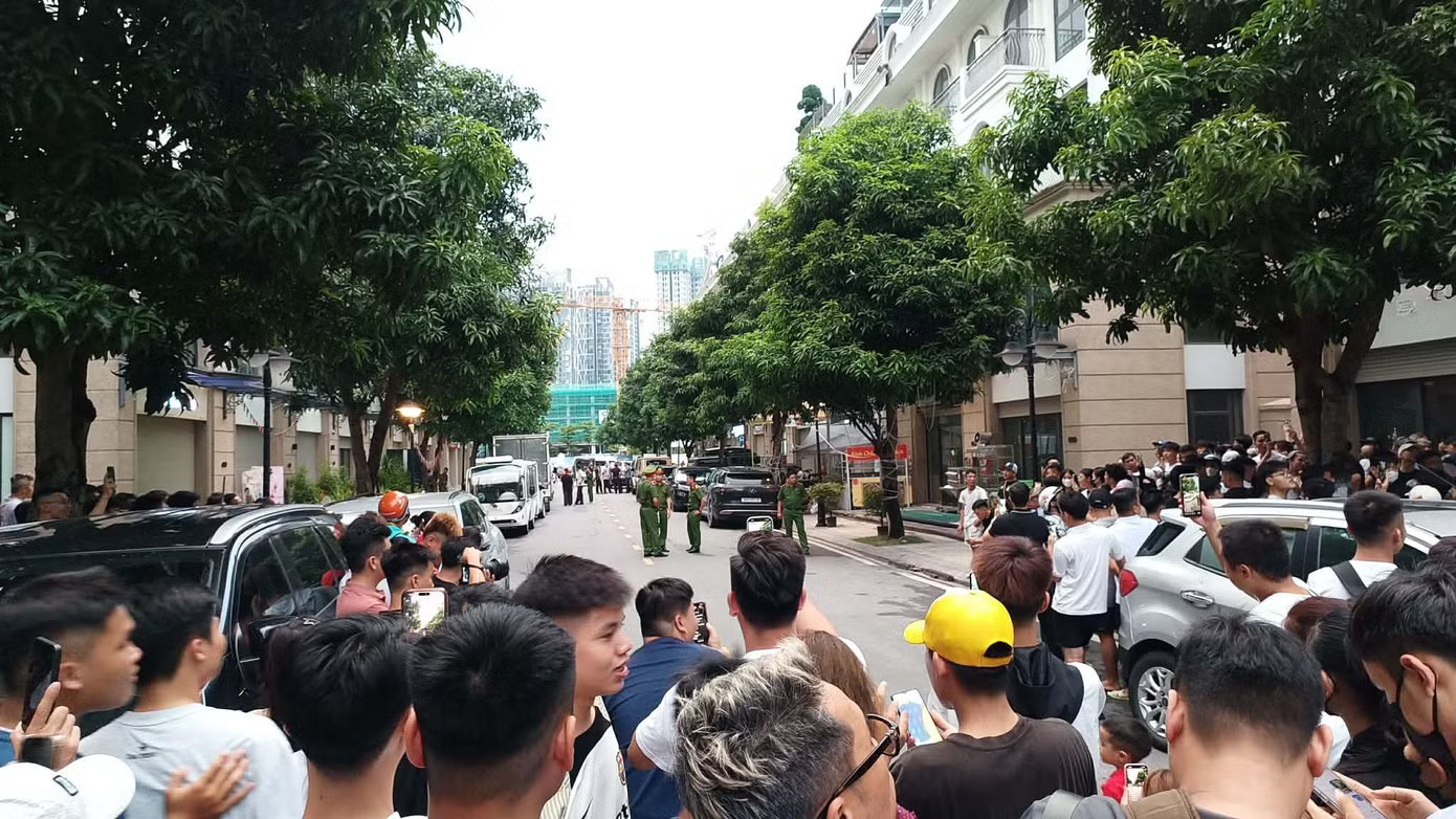 Lực lượng Cảnh sát khám xét nhà hôm 7/8. Ảnh: Thanh Hà Chính quyền xã ở Lai Châu không tiếp nhận tiền từ thiện của Huấn Hoa Hồng, chỉ có 24 bồn nước - Ảnh 2.
