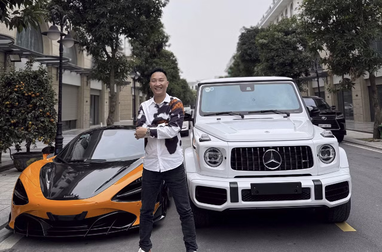 Huấn Hoa Hồng cùng với các siêu xe trị giá lên tới hàng chục tỷ đồng. Ảnh: MXH Huấn Hoa Hồng: Từ ‘giang hồ mạng’ đến đế chế livestream bán hàng - Ảnh 2.