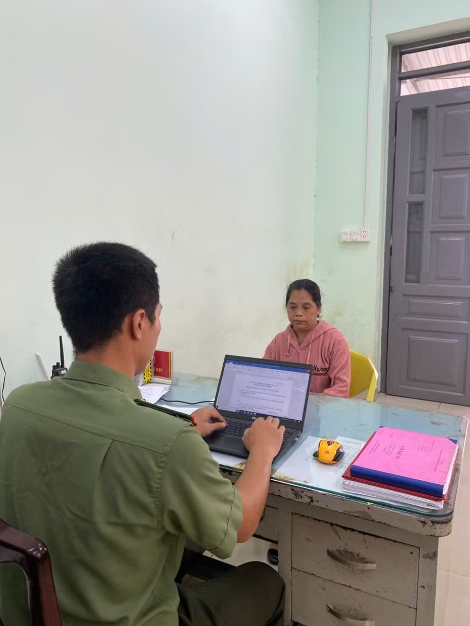 Thông tin mới vụ bảo mẫu bắn dây thun vào lòng bàn chân trẻ - Ảnh 2.