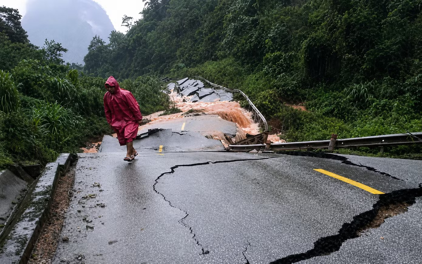 QL12A bị sạt lở trong trận lũ năm 2020. Tập đoàn Trung Quốc đề xuất nhiều dự án lớn tại Quảng Trị - Ảnh 1.