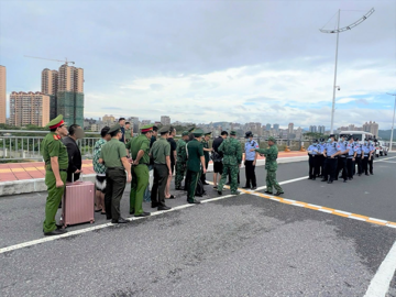 Bàn giao 5 người Trung Quốc về nước