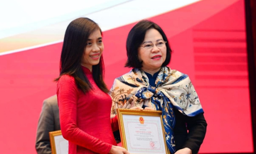 Nữ Giáo sư ngành Công nghệ Thông tin và được gọi là ‘ngọc nữ khoa học’, hiện có 35 năm gắn bó với Đại học xếp thứ 360 thế giới và số 1 Việt Nam