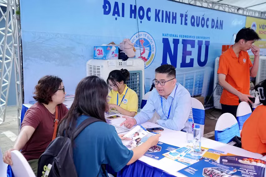 Đại học Kinh tế Quốc dân tư vấn cho thí sinh tại ngày hội lựa chọn nguyện vọng 2026. Ảnh: NEU Điểm chuẩn Đại học Kinh tế Quốc dân cao nhất 28,84 điểm - Ảnh 1.