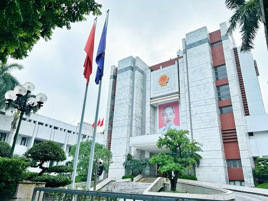 Trụ sở UBND Thành phố Hà Nội. Hà Nội xem xét miễn nhiệm chức vụ Ủy viên UBND thành phố với 11 giám đốc sở, ngành - Ảnh 1.