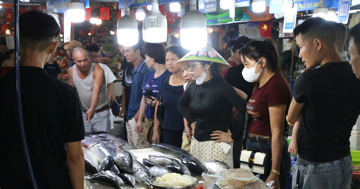 Du khách chen chân đi chợ mua hải sản Quảng Ninh
