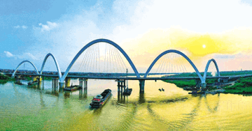 Huy động cần cẩu siêu trọng 800 tấn để lắp đặt những nhịp vòm cao nhất lịch sử, Việt Nam hoàn thành cây cầu 1.900 tỷ mang tên một bậc đế vương