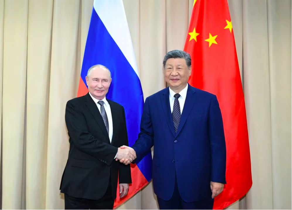 Chủ tịch Trung Quốc Tập Cận Bình gặp Tổng thống Nga Vladimir Putin bên lề thượng đỉnh <a style='text-decoration: none;' href='/SCO'>SCO</a> tại Kyrgyzstan, ngày 31/8. (Ảnh: Tân Hoa xã) Lãnh đạo Nga – Trung nhất trí củng cố hợp tác chiến lược giữa những thay đổi chưa từng thấy - Ảnh 1.