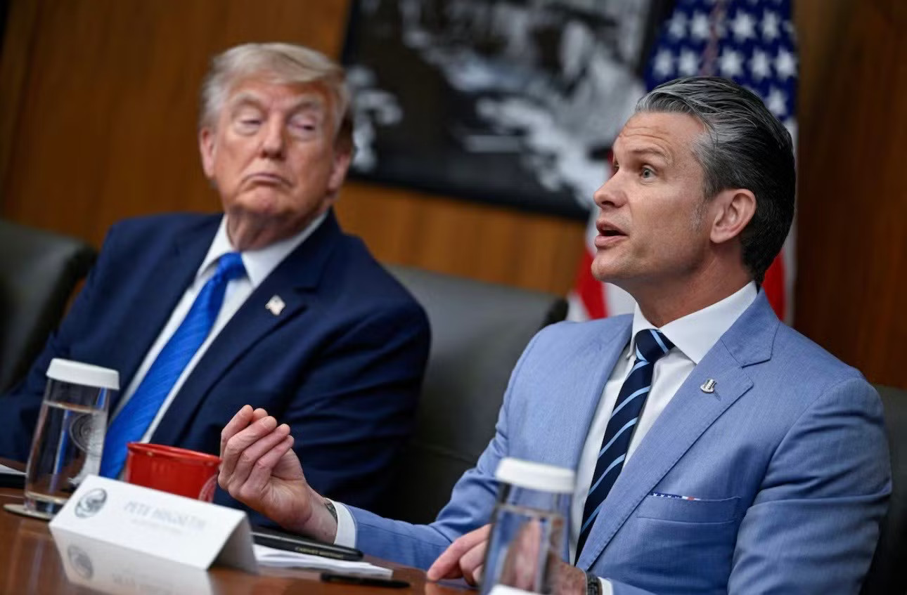 Tổng thống Mỹ Donald Trump ngồi cạnh khi Bộ trưởng Chiến tranh Pete Hegseth phát biểu trong cuộc họp nội các ngày 31/7. (Ảnh: Reuters) Ông Trump nói gì về khả năng Bộ trưởng Hegseth tranh cử tổng thống? - Ảnh 1.