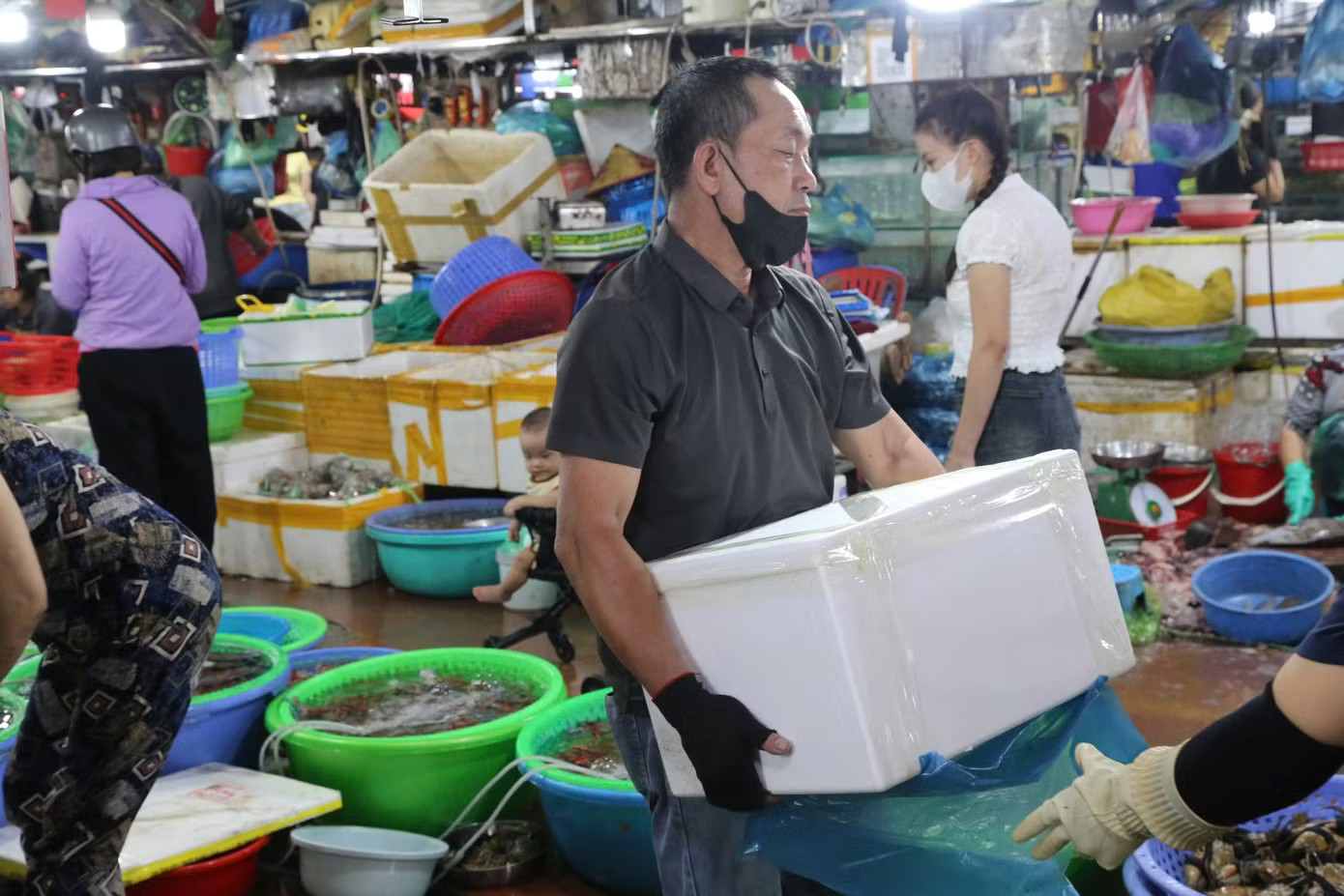 Du khách chen chân đi chợ mua hải sản Quảng Ninh - Ảnh 12.