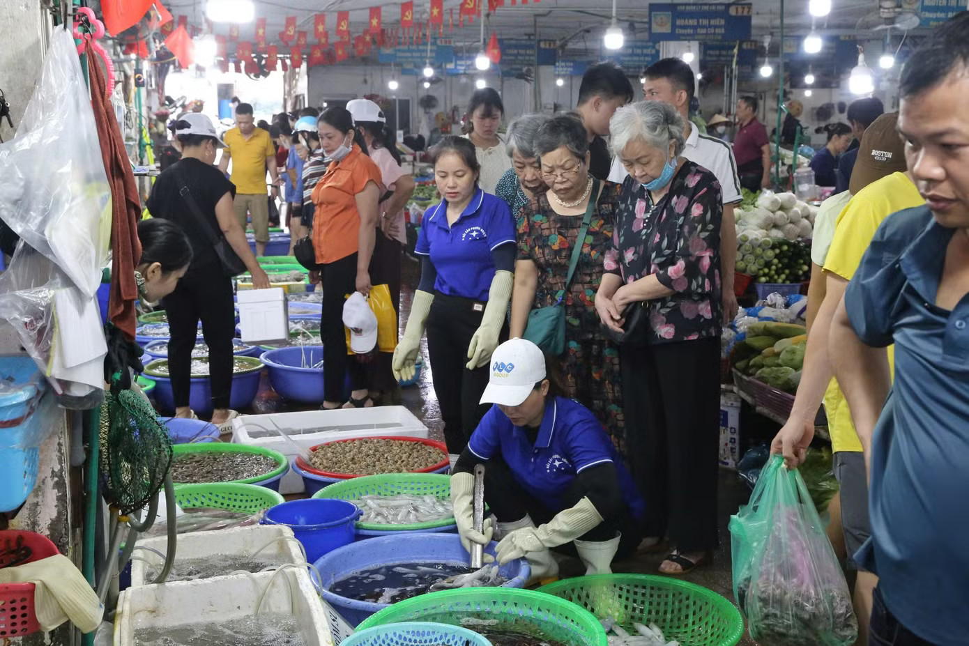 Du khách chen chân đi chợ mua hải sản Quảng Ninh - Ảnh 2.