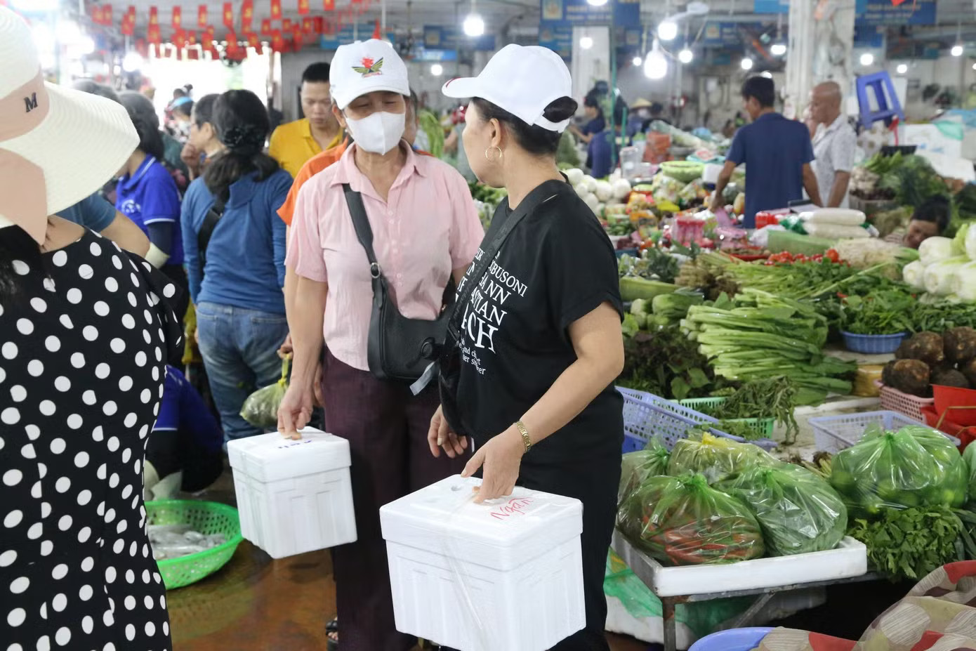 Du khách chen chân đi chợ mua hải sản Quảng Ninh - Ảnh 7.