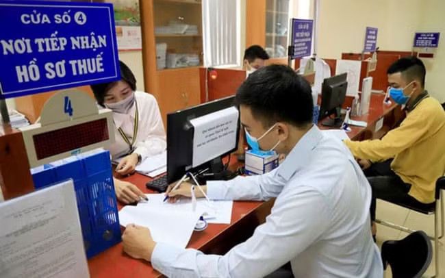 Cá nhân và doanh nghiệp có doanh thu năm dưới 10 tỷ đồng sẽ được giảm 30% thuế trong năm 2026, 2027. Doanh nghiệp được giảm 30% thuế: Số đã tạm nộp xử lý thế nào? - Ảnh 1.