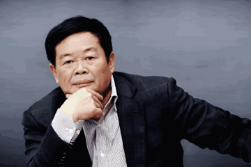 Cậu bé nghèo bỏ học năm 14 tuổi đi chăn trâu, làm ruộng, hơn 20 năm sau trở về xây trường học, quyên góp hơn 100.000 tỷ thay đổi quê hương