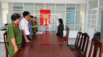 Công an khám xét nhiều phòng bác sĩ tại trung tâm y tế, một người bị khởi tố