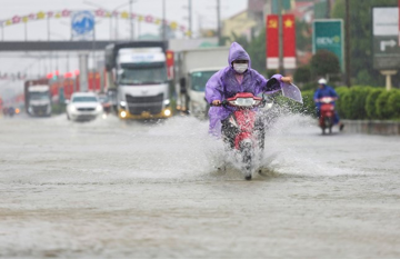 Miền Trung bước vào đợt mưa lớn kéo dài, miền Bắc giảm nhiệt