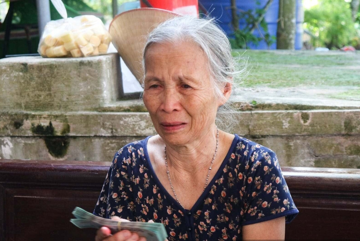 Người phụ nữ bật khóc nhận món quà đặc biệt từ quỹ của tỷ phú Phạm Nhật Vượng