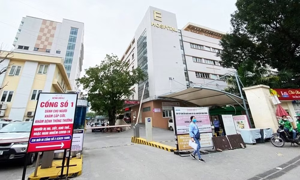 Bộ Y tế yêu cầu bệnh viện E xác minh sự việc. Bộ Y tế vào cuộc vụ ‘muốn nhanh phải kẹp tiền vào sổ’ tại Bệnh viện E - Ảnh 1.