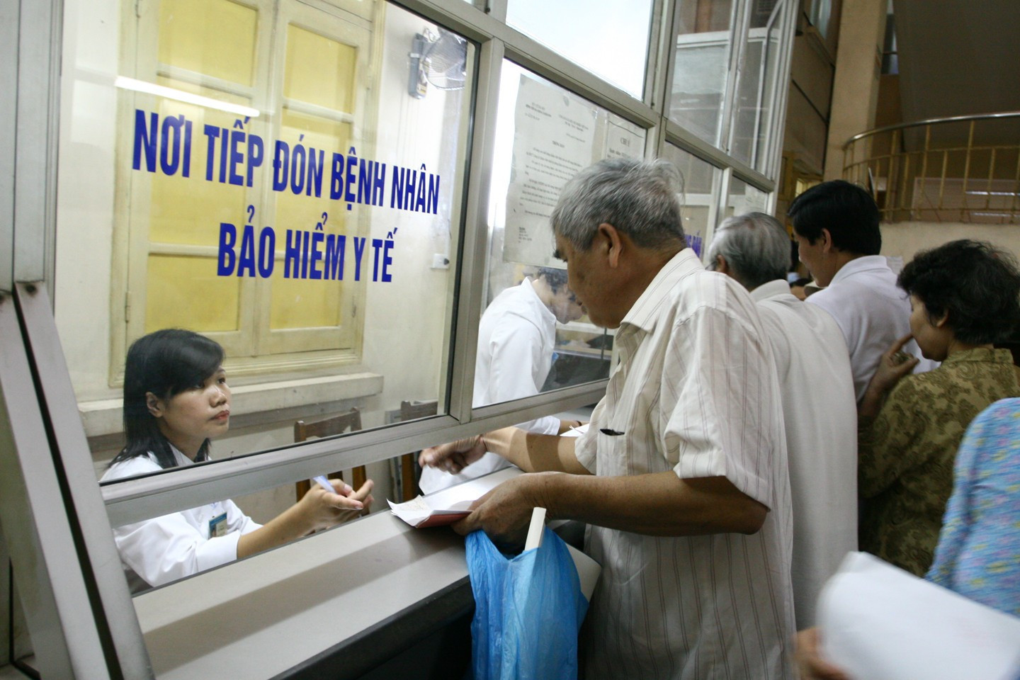Ngoài tăng mức đóng, Bộ Y tế cũng đề xuất BHYT bổ sung, huy động liên kết với bảo hiểm sức khỏe thương mại