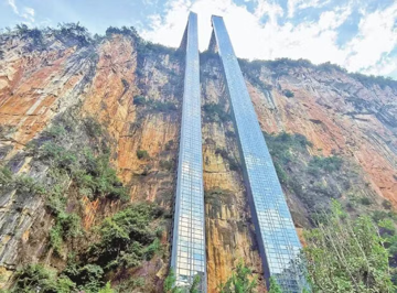 Dựng 2 thang máy cao gần 300m giữa vách núi để đưa học sinh đến trường, rút ngắn hành trình từ 3 giờ xuống còn 30 phút