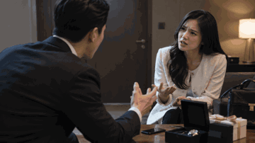 Một CEO doanh nghiệp niêm yết kiện người yêu cũ để 'đòi quà'