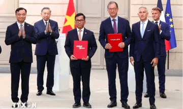 Việt Nam và Pháp ký thỏa thuận vệ tinh, đường sắt, khoáng sản thiết yếu
