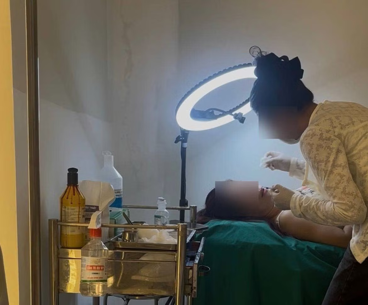 N.T.A.V. tiêm Botox cho chị H. Chiêu trò dẫn dụ tiêm Botox ‘chui’, gây biến chứng nhược cơ - Ảnh 1.