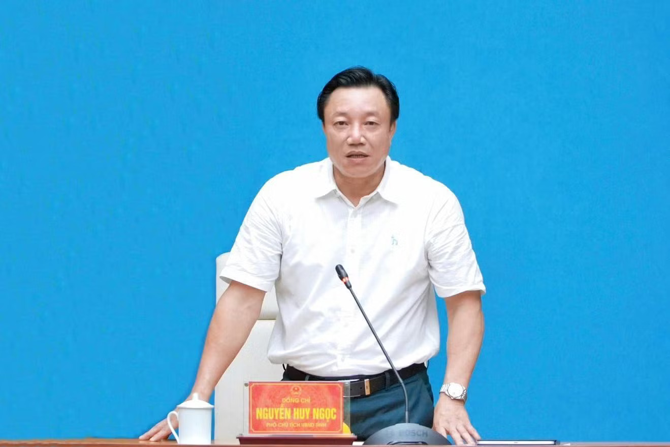 Từ một bác sĩ trẻ đến Phó Chủ tịch UBND tỉnh Phú Thọ, ông Nguyễn Huy Ngọc có gần ba thập kỷ công tác. Nhìn lại quan lộ của Phó Chủ tịch tỉnh Phú Thọ mới bị bắt trong vụ Việt Mỹ - Ảnh 1.