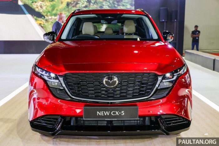 Đầu xe Mazda CX-5 với viền khung đen