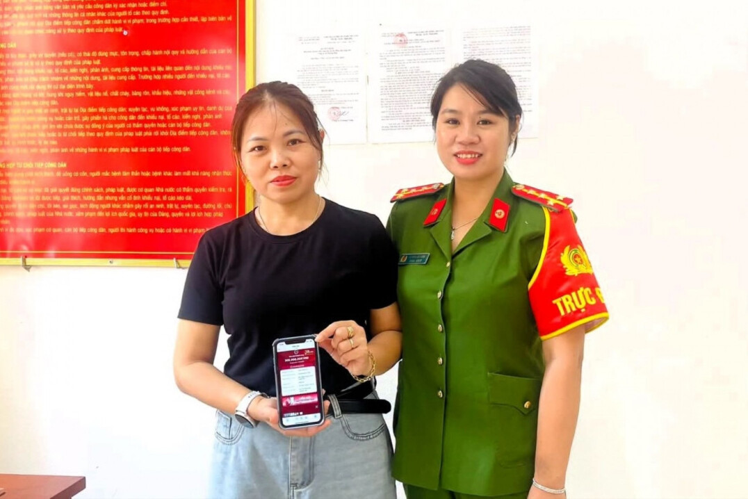 iao-ho-thi-phuong-den-cong-an-xa-huong-hiep-trinh-bao-chuyen-tra-lai-so-tien-cho-nguoi-chuyen-nham-anh-cong-an-xa-huong-hiep(1).jpg