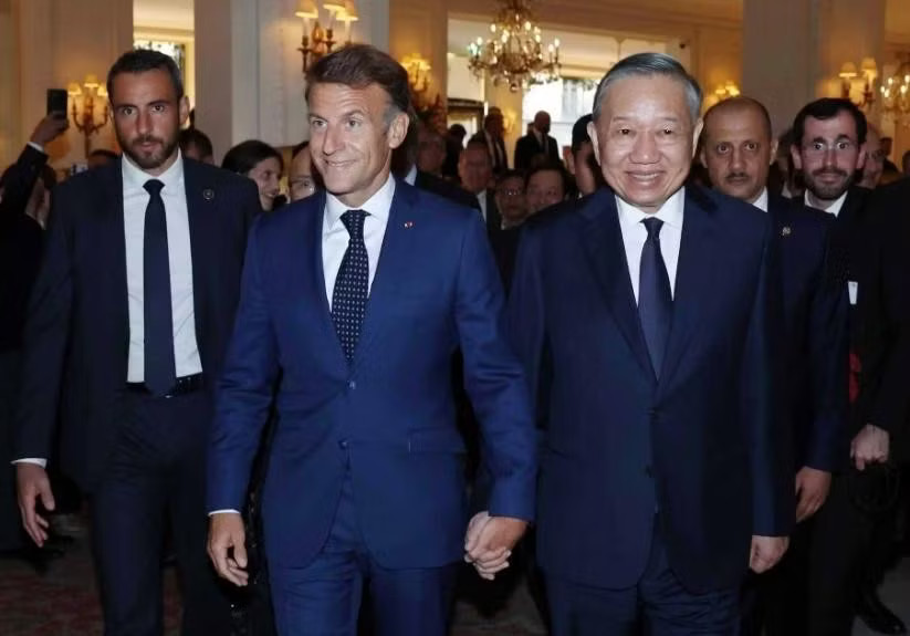 Tổng Bí thư, Chủ tịch nước Tô Lâm và Tổng thống Pháp Emmanuel Macron đến dự cuộc gặp gỡ lãnh đạo một số tập đoàn, doanh nghiệp hàng đầu của Pháp và Việt Nam. Ảnh: Thống Nhất/TTXVN. Pháp bàn giao cho Việt Nam trống đồng Đông Sơn 2.000 năm tuổi - Ảnh 1.