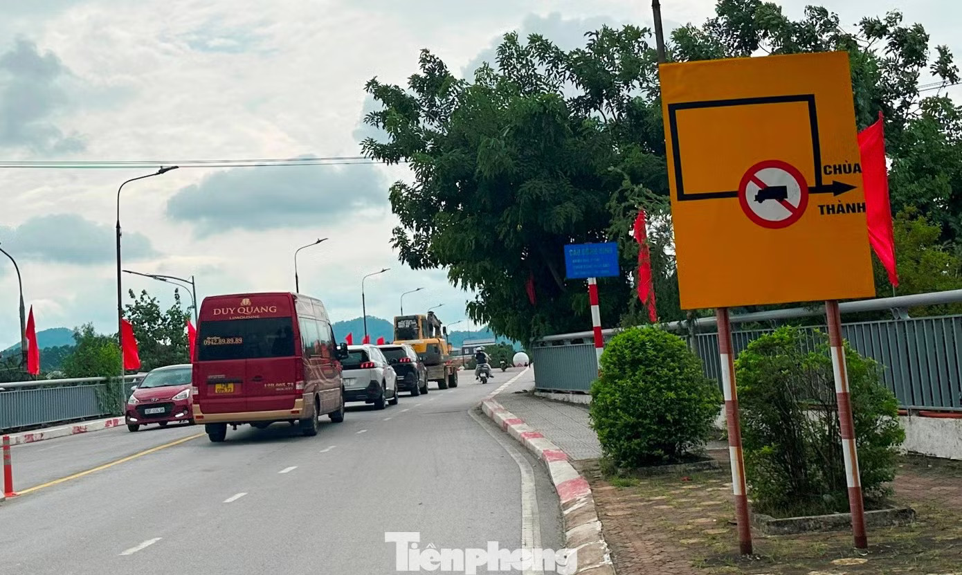 Cầu Đông Kinh đang thực hiện phương án phân luồng, tổ chức giao thông theo hướng cấm xe tải đi qua. Cầu Đông Kinh xuất hiện vết nứt, cấm xe tải qua lại - Ảnh 1.