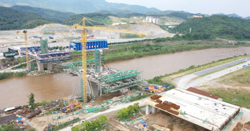 Cầu vượt sông Hồng nối Việt Nam - Trung Quốc tại Lào Cai dần hình thành