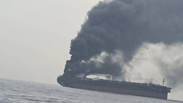 Tàu thương mại Iran trúng vật thể lạ ở eo biển Hormuz, năm người thương vong