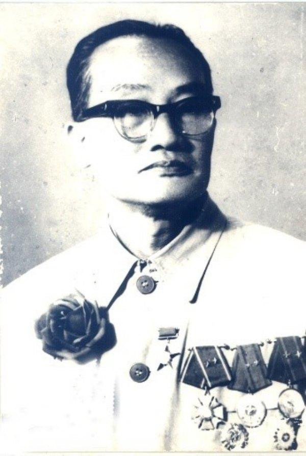 giaosutranhuutuoc.jpg