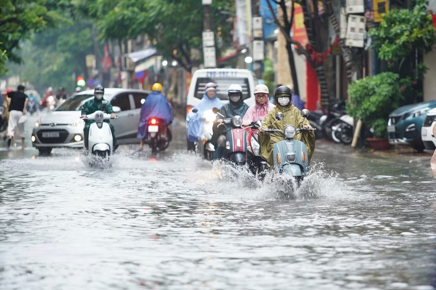 Sáng sớm nay (14/9), Ninh Bình - Hưng Yên đã có mưa rất lớn. Trong ngày hôm nay, mưa mở rộng ra miền Bắc, gồm Hà Nội. Miền Bắc bước vào đợt mưa rất lớn, có nơi vượt 500mm - Ảnh 1.