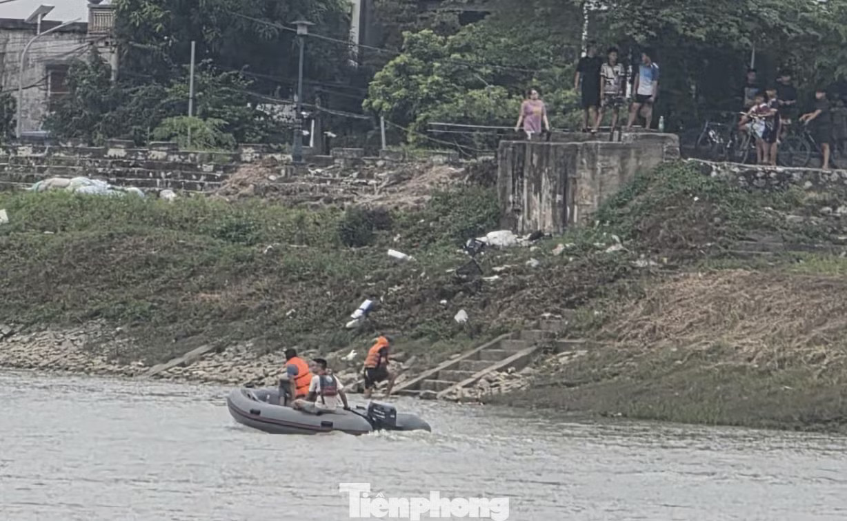 Tối 13/9, lực lượng chức năng tìm thấy thi thể anh L. trên sông Trà Lý. Tìm thấy thi thể người được Thiếu tá quân đội lao xuống sông cứu - Ảnh 1.