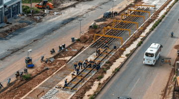 Bắt đầu lắp đặt 2.850 thanh ray trên tuyến đường sắt nhẹ đầu tiên Việt Nam