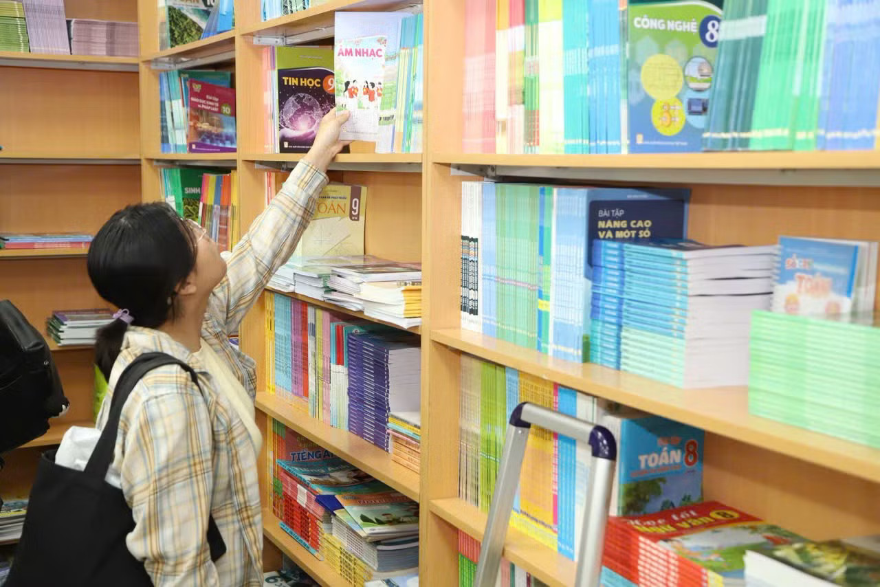 Phụ huynh mua sách giáo khoa trước thềm năm học mới 2026 - 2027. Thiếu sách giáo khoa, Bộ GD&ĐT nhận trách nhiệm ra sao? - Ảnh 1.