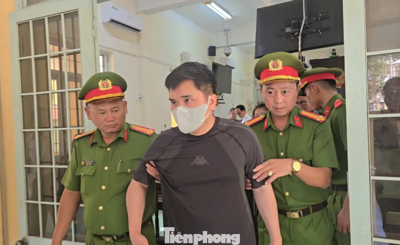 Nguyễn Văn Bảo Trung lúc rời phòng xét xử hôm 28/8. Lùi ngày xét xử tài xế xe tải vụ tai nạn làm nữ sinh tử vong ở Vĩnh Long - Ảnh 1.
