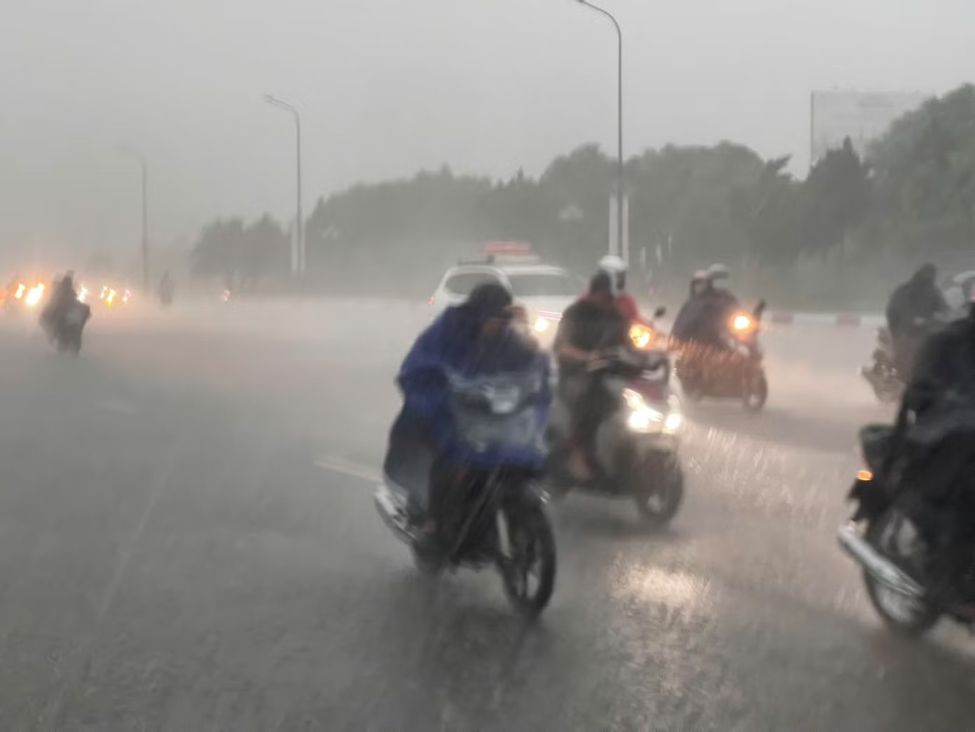 Hà Nội tiếp tục là tâm mưa trong hai ngày 16-17/9. Ảnh: Hùng Nguyễn. Miền Bắc tiếp tục mưa lớn, Hà Nội có nơi dự báo mưa trên 250mm - Ảnh 1.