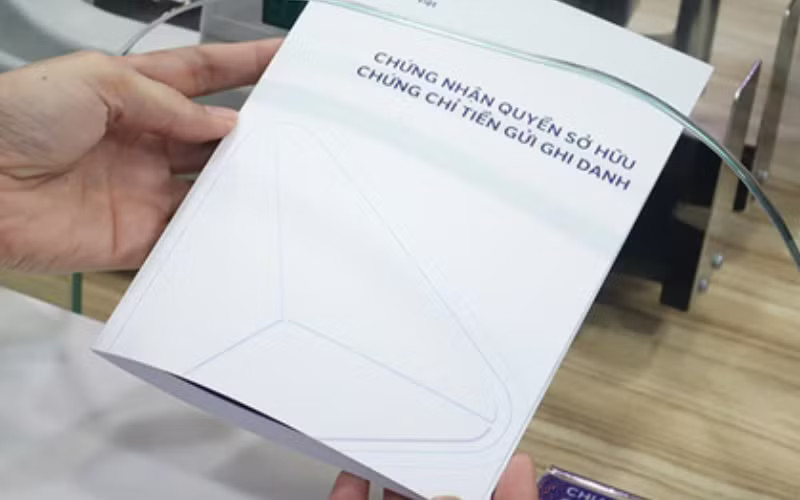 Nhiều ngân hàng phát hành chứng chỉ tiền gửi lãi suất cao. Lãi suất cao lan nhanh sang chứng chỉ tiền gửi - Ảnh 1.